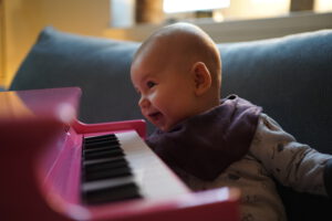 Kind am Klavier
